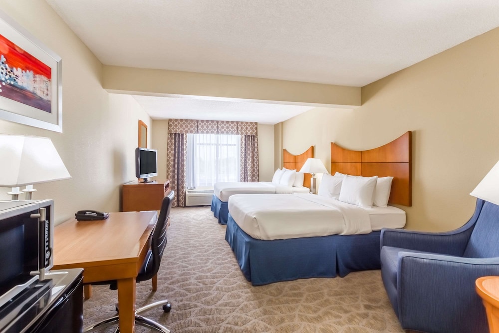 Standard Room, 2 Queen Beds, Refrigerator & Microwave thumbnail 5