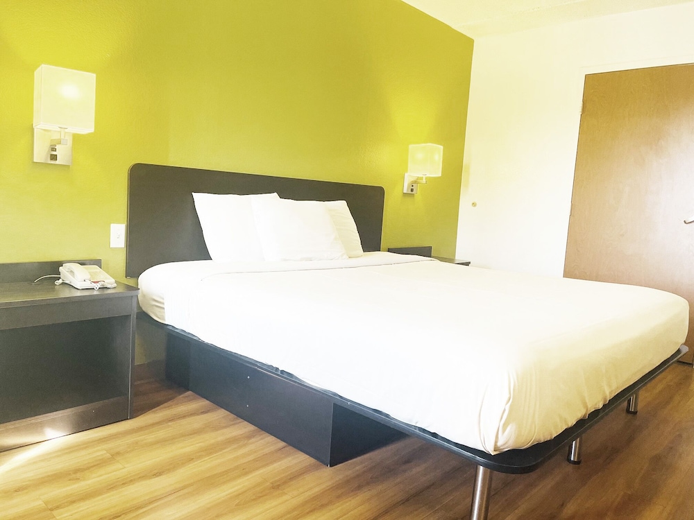 Standard Room, 1 King Bed, Non Smoking - Photo 3