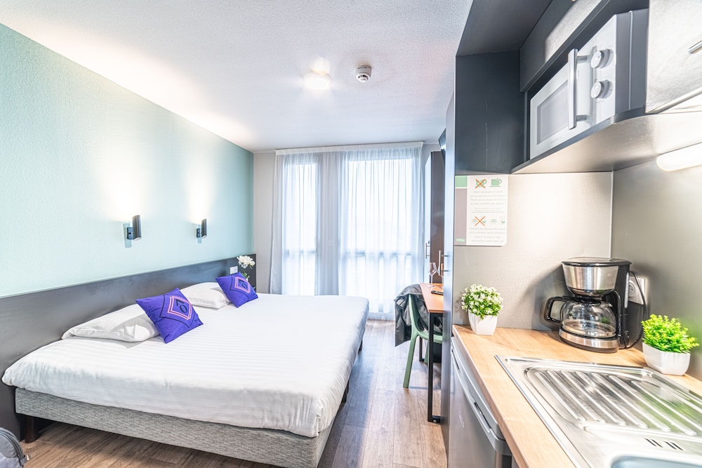 Standard Studio, 1 Queen Bed photo 3