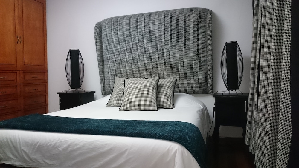 Signature Room, 1 Queen Bed, Private Bathroom photo 3