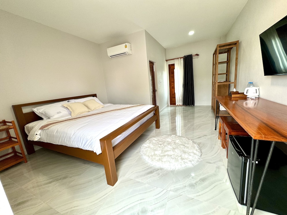 Standard Room, 1 King Bed, Non Smoking, Garden View photo 3