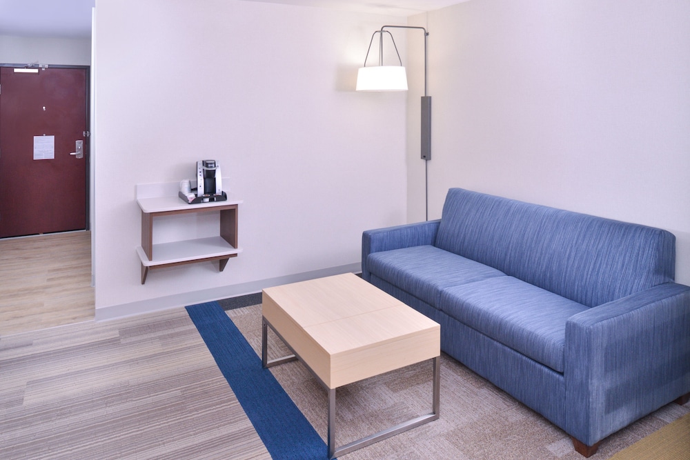 Suite, 2 Queen Beds - Photo 2