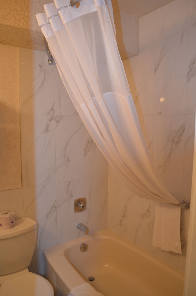 Deluxe Room, 1 King Bed, Non Smoking - Photo 7