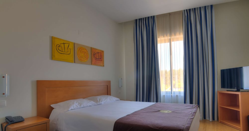 Suite, 1 Queen Bed with Sofa bed photo 3