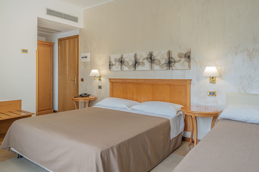 Superior Double or Twin Room, Terrace, Sea View - Photo 18