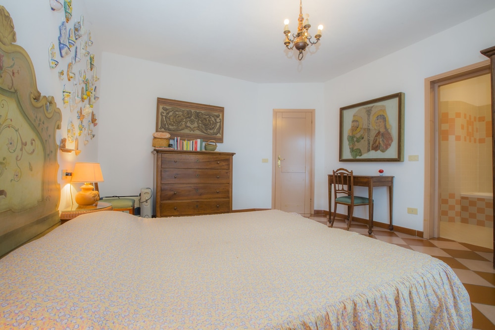 House, 5 Bedrooms