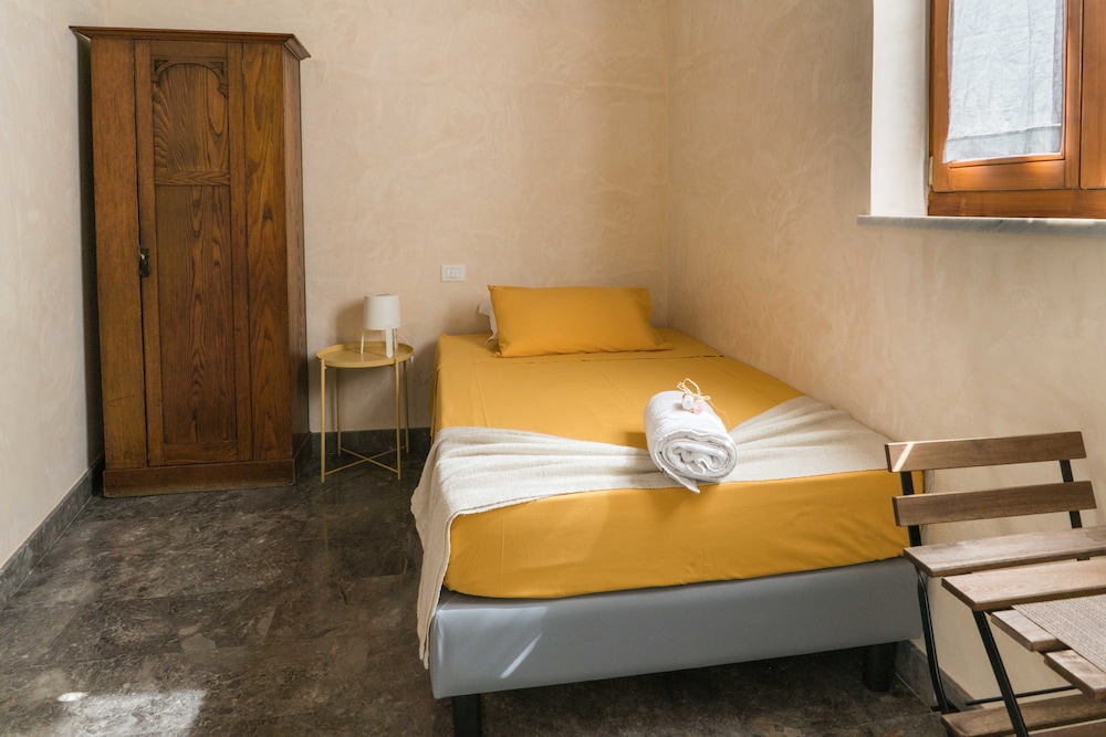 Comfort Single Room, 1 Large Twin Bed, Private Bathroom (Ginestra)