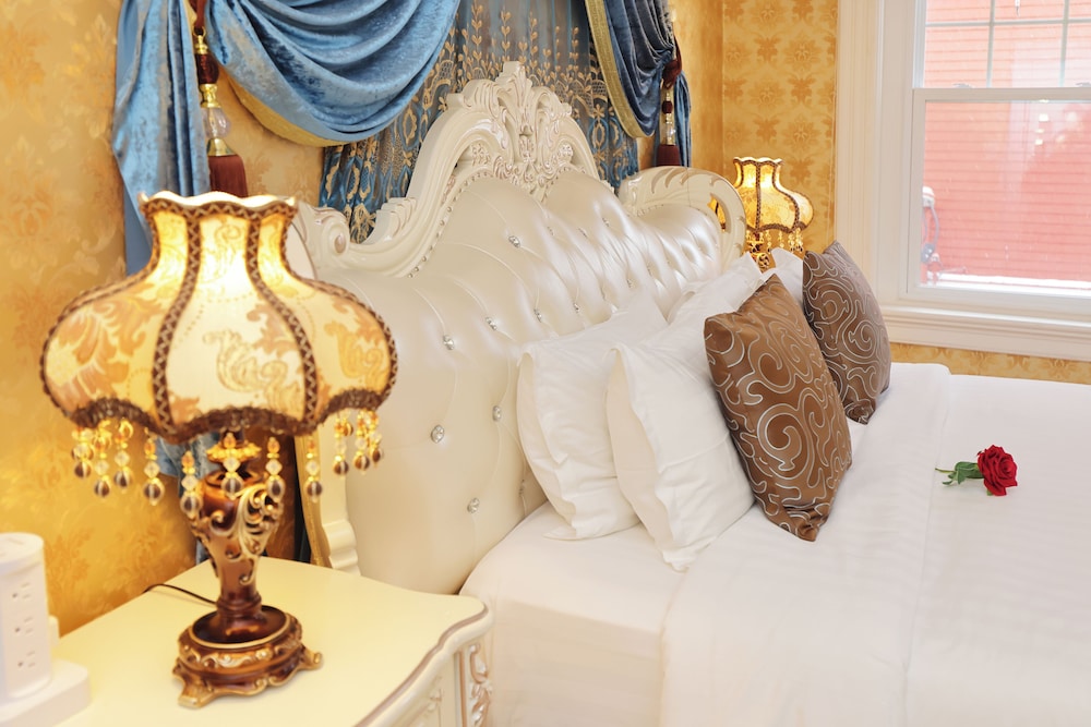 Deluxe Room, 1 King Bed, City View - Second Floor photo 3
