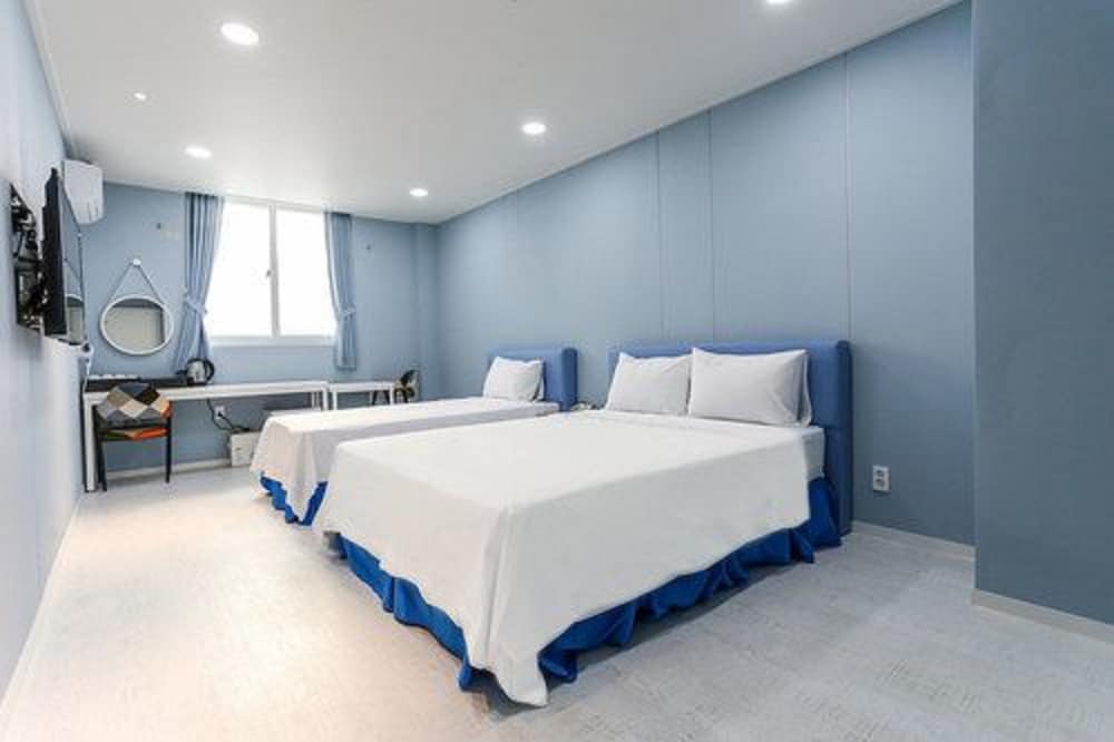 Standard Twin Room (Extra Duvet cost KRW10,000, Mixed Gender not allowed for more than 3) photo 3
