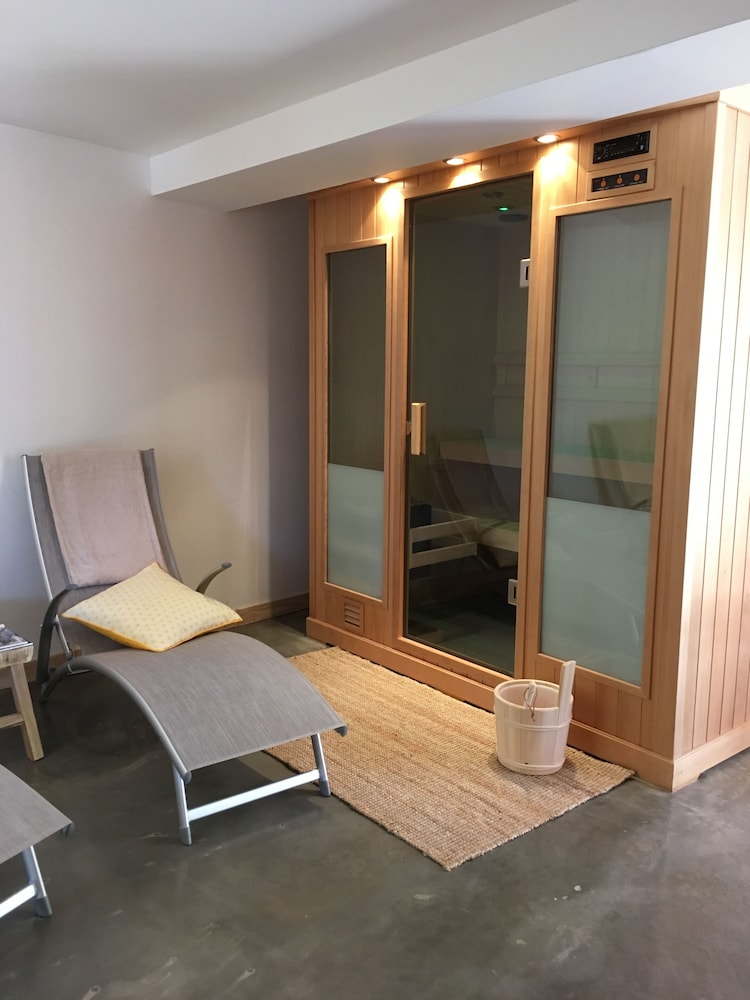 Honeymoon Double Room, 1 Queen Bed, Hot Tub (Cocoon) photo 3