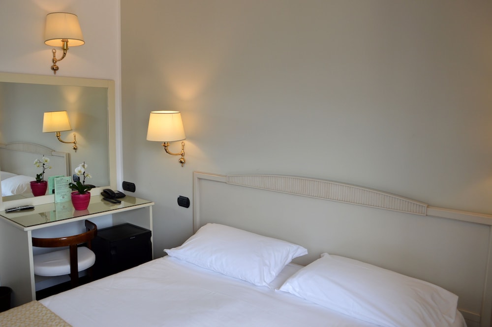 Standard Double Room - Photo 3