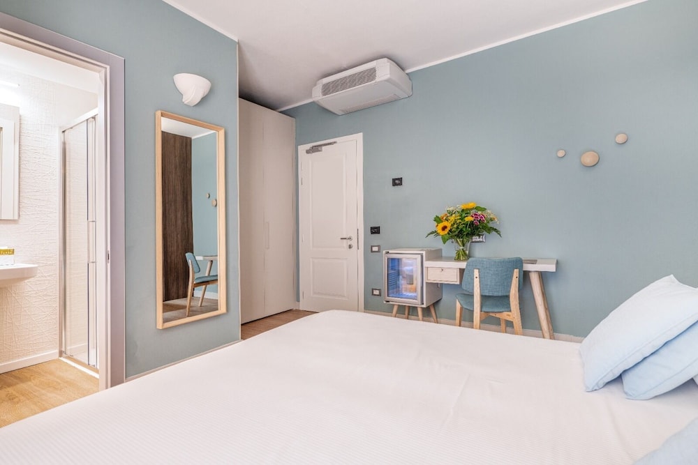 Classic Double or Twin Room (No Balcony) photo 1