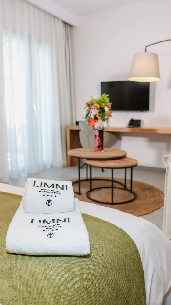Deluxe Triple Room with Jacuzzi - Atrium photo 3