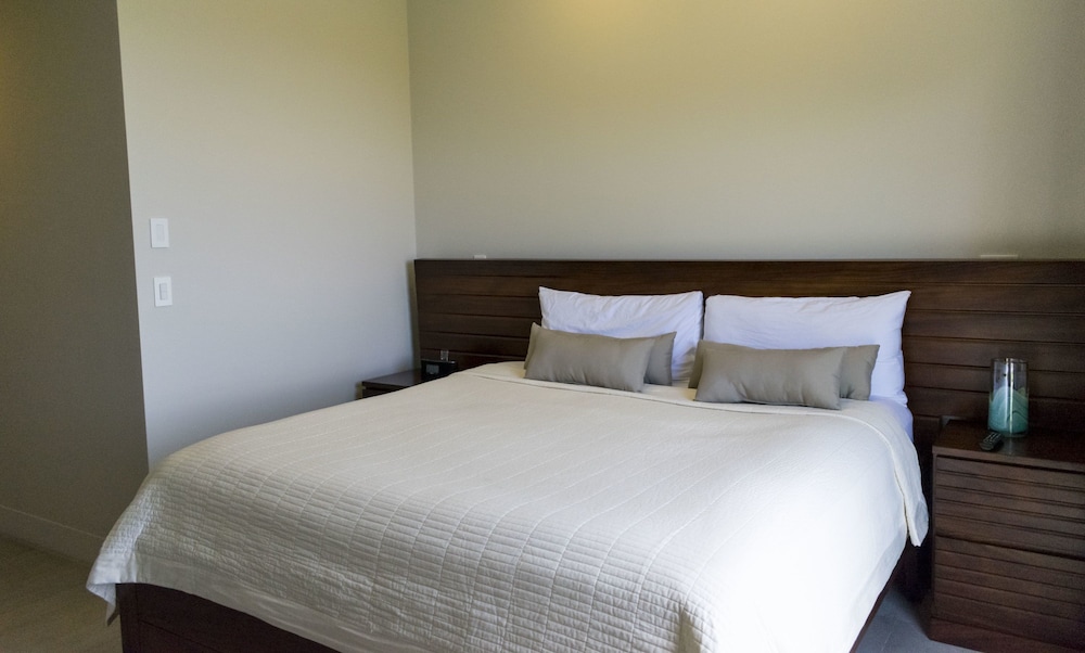 Luxury Condo, 2 Bedrooms, Concierge Service, Garden Area
