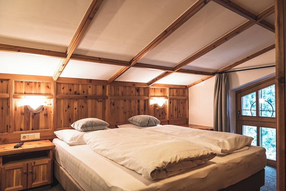 Traditional Suite, 2 Bedrooms, Balcony, Mountain View