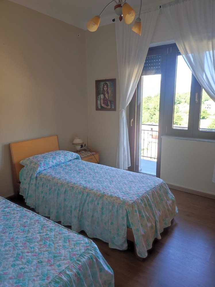 Room, 2 Twin Beds, Shared Bathroom photo 1