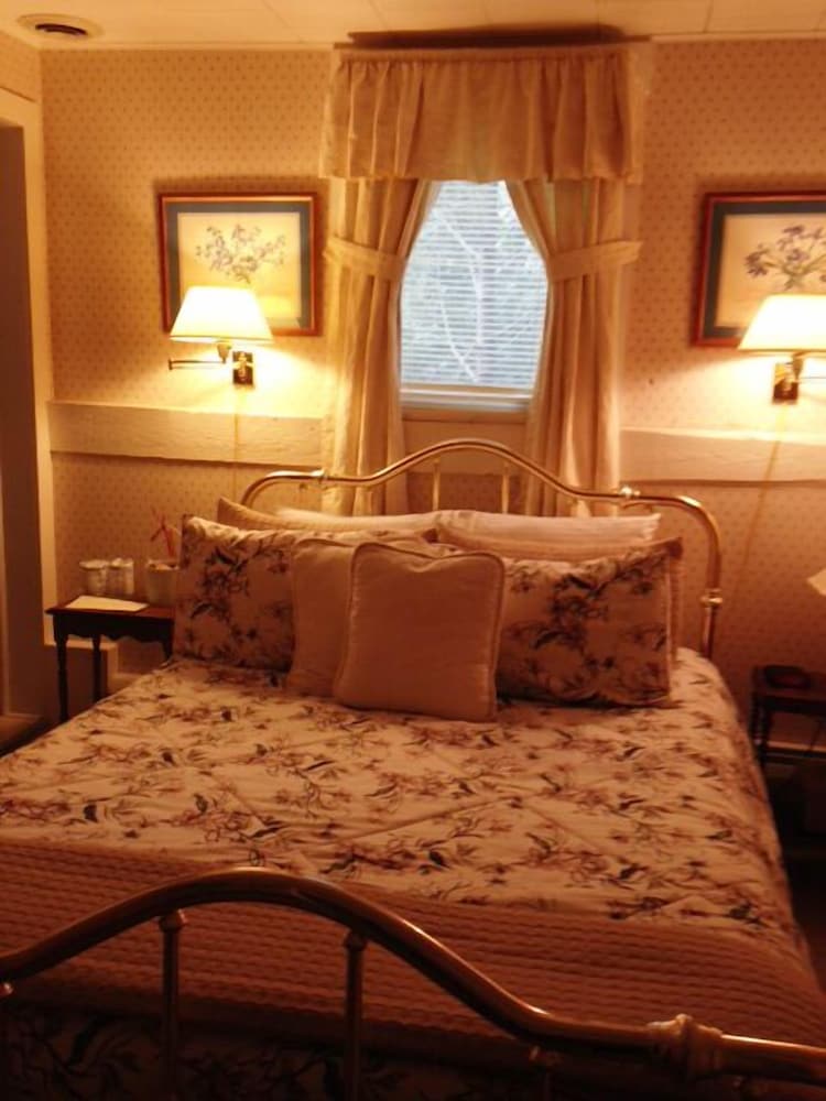 Standard Room, 1 Queen Bed (Second Floor - Room 8)