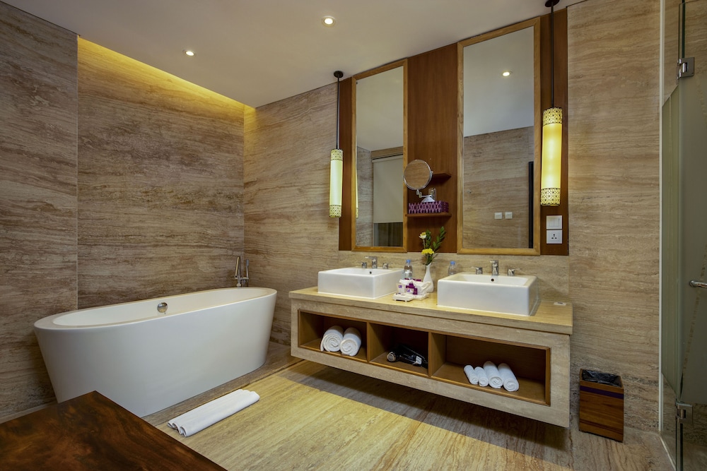 Executive Suite - Photo 3