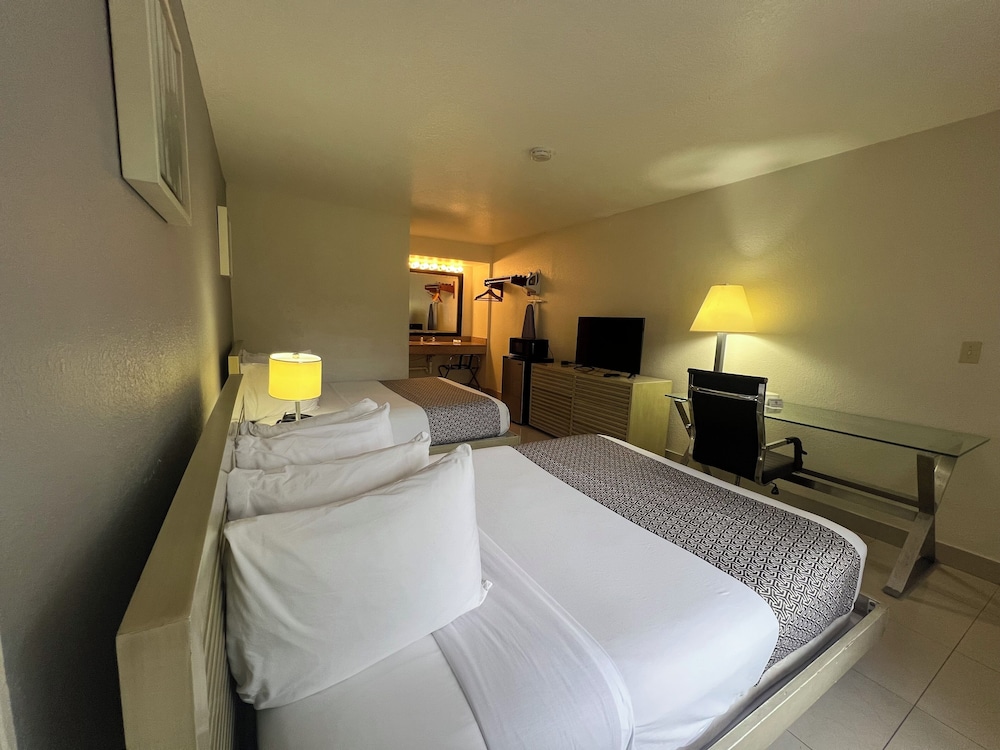 Deluxe Double Room, 2 Queen Beds - Photo 2