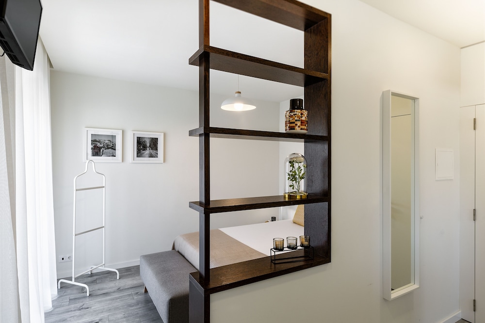 Deluxe Studio Suite, 1 Double Bed, Non Smoking, City View photo 3