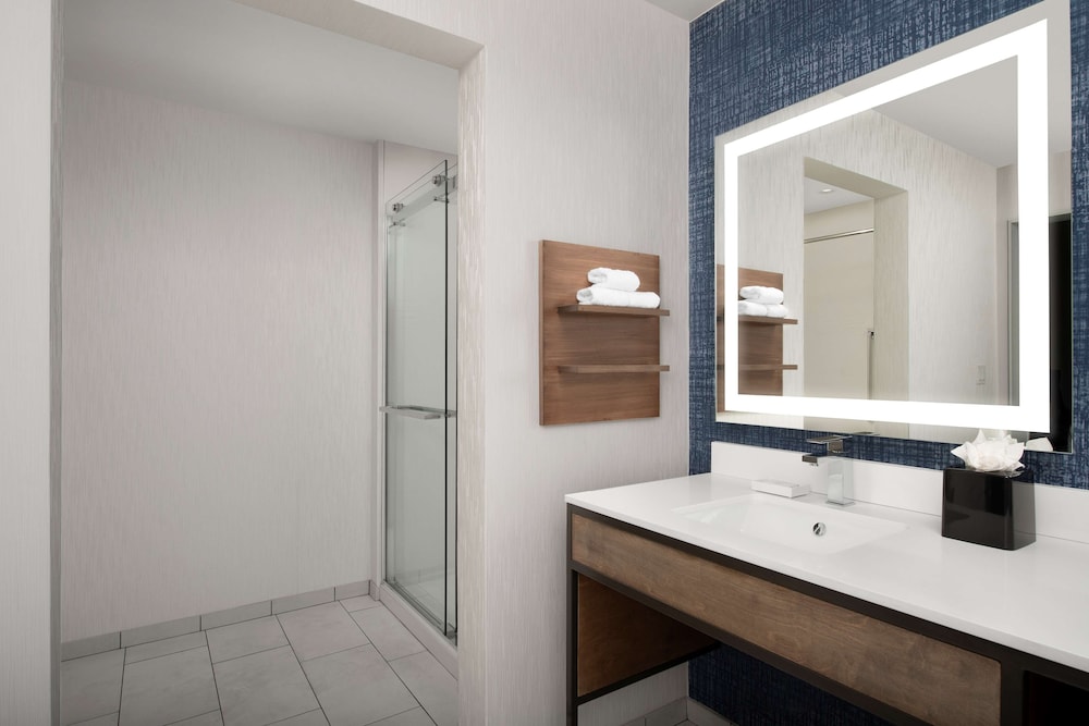 Suite, 1 Bedroom - Photo 6