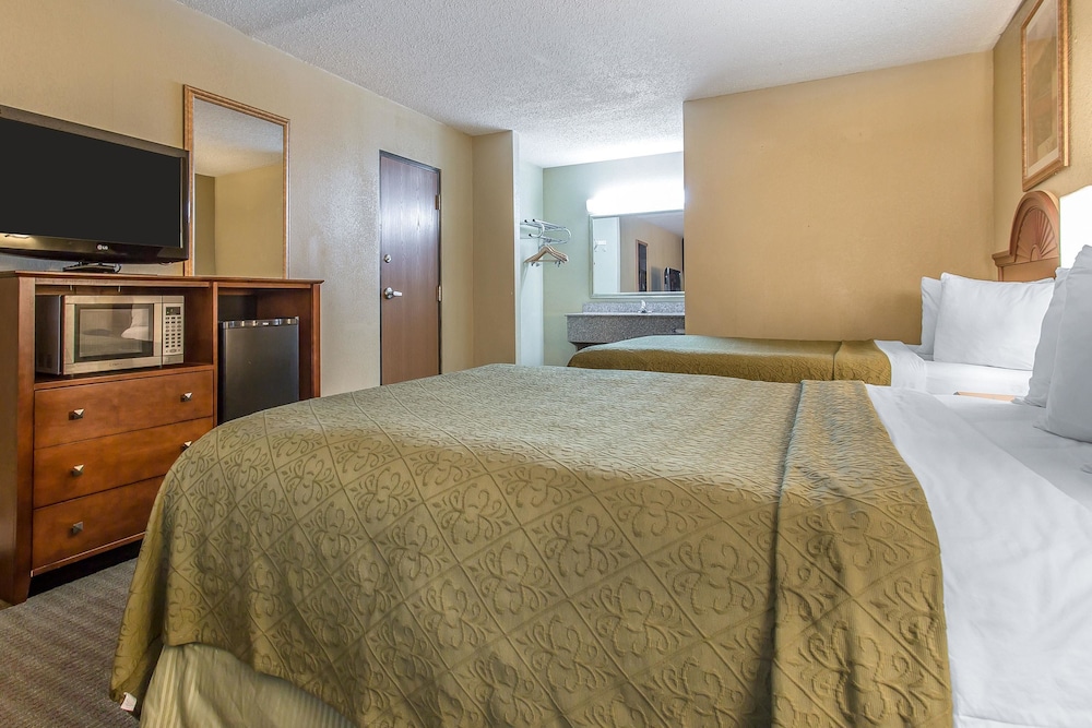 Standard Room, 2 Queen Beds, Smoking photo 2