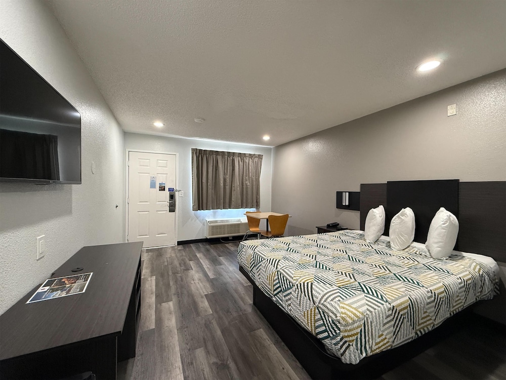 Deluxe Room, 1 Queen Bed, Non Smoking, Refrigerator & Microwave photo 1