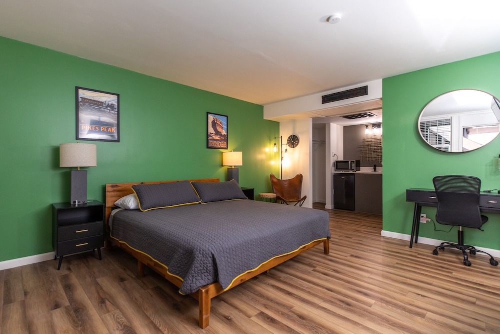 Premium Double Room, 1 King Bed, Non Smoking, Refrigerator & Microwave photo 2
