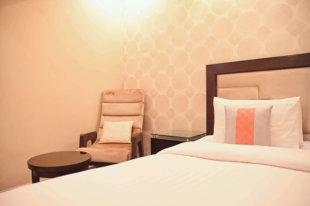 Deluxe Room, 1 King Bed, Non Smoking (Shower Only) photo 1