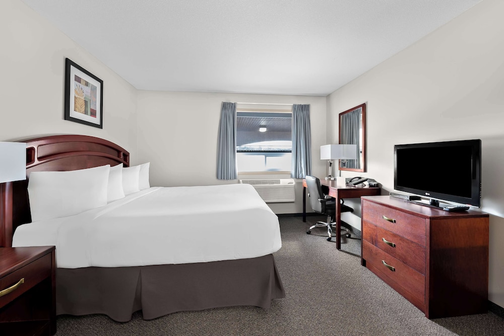 Suite, 1 King Bed, Non Smoking, Hot Tub - Photo 3