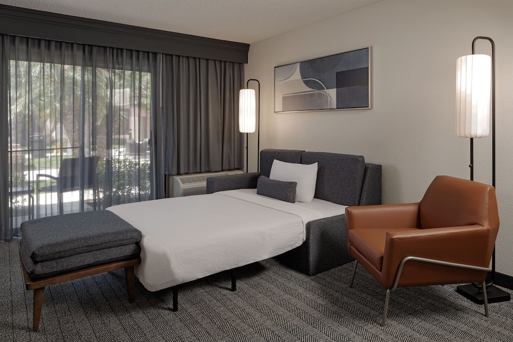 Suite, 1 Bedroom - Photo 1