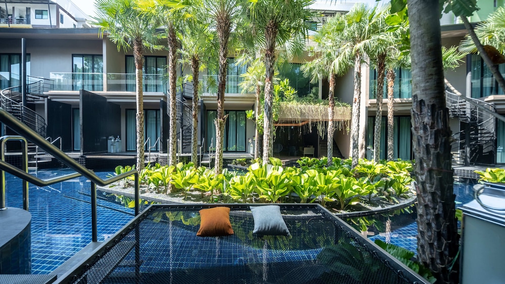 Superior Room, 1 Bedroom, Pool View - Photo 10