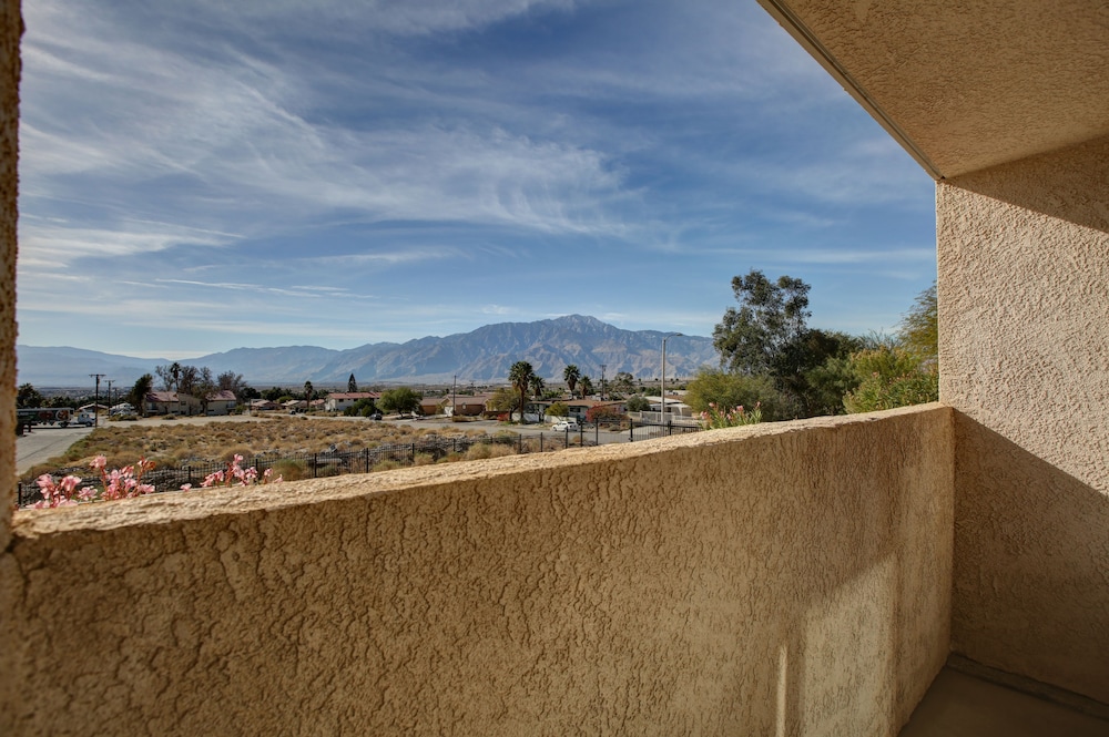 Suite, Multiple Beds, Kitchenette, Mountain View - Photo 4