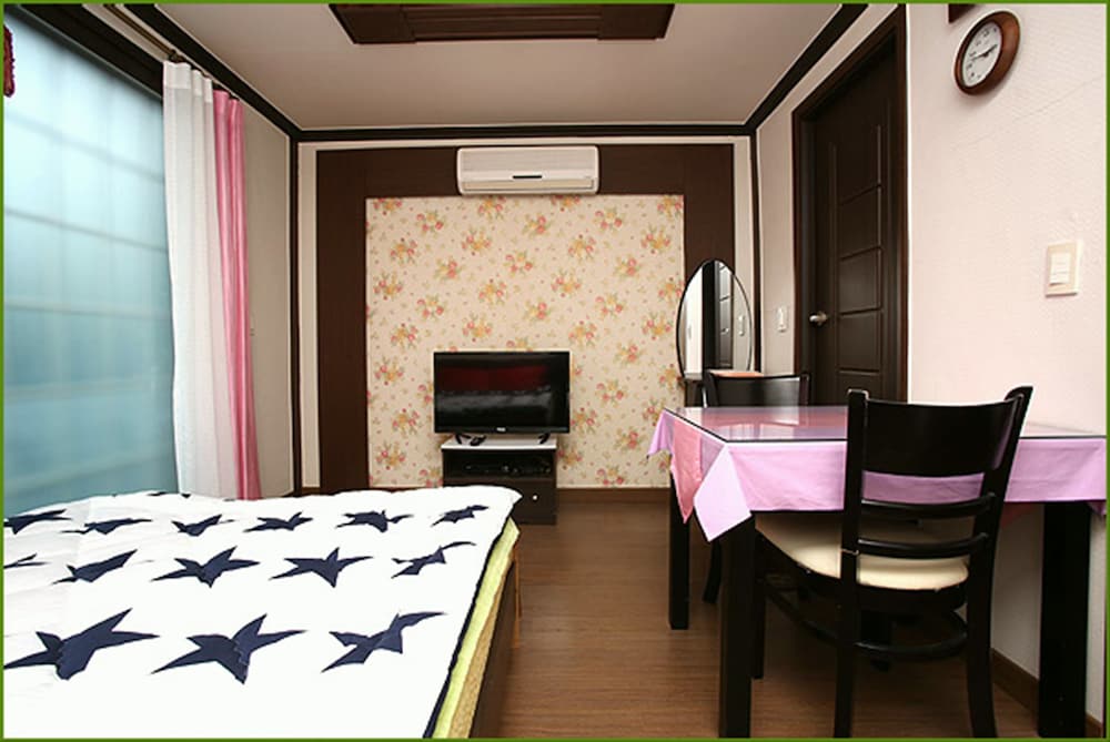 Honeymoon Room photo 1
