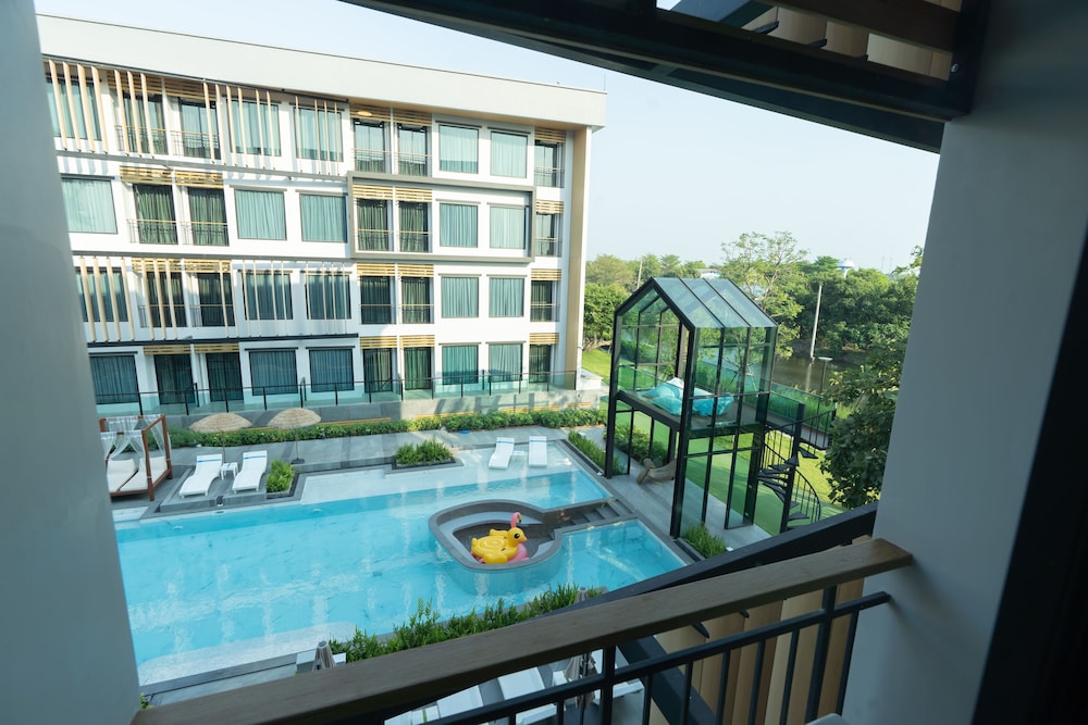 Premium Pool View Twin Room - Photo 8