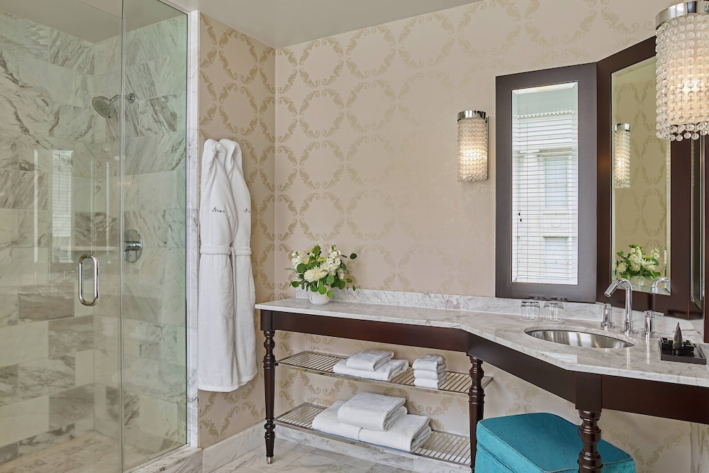 Executive Suite, 1 King Bed, City View photo 3
