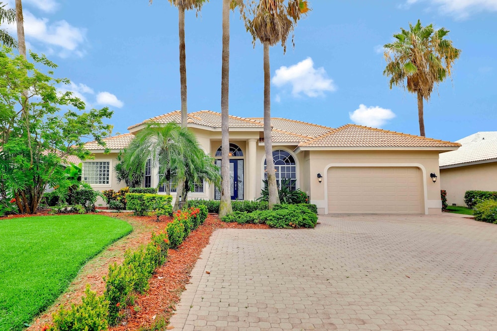 House, Multiple Beds (Elegantly decorated waterfront home w) photo 3