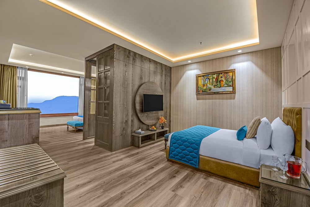Suite, 1 King Bed, Mountain View