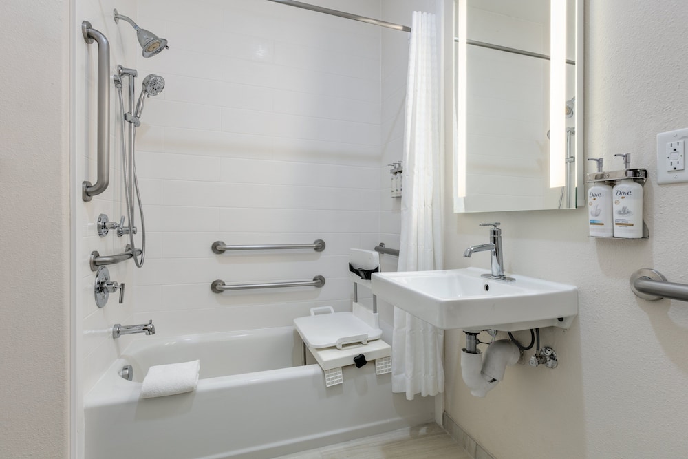 Suite, 1 Bedroom, Mobility Accessible (Communications) - Photo 1