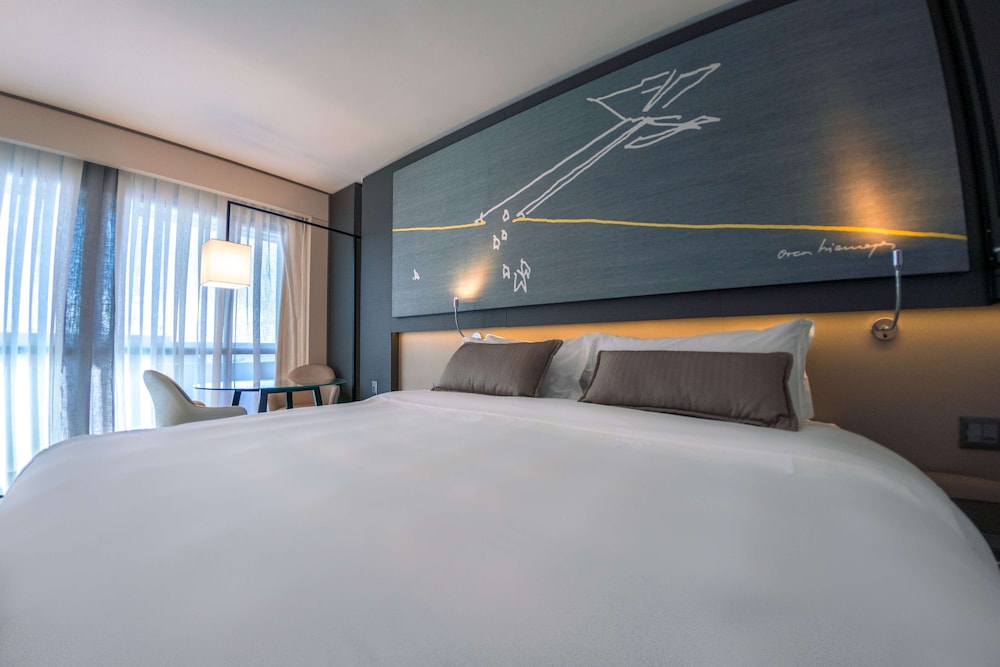 Superior Room, 1 King Bed thumbnail 5