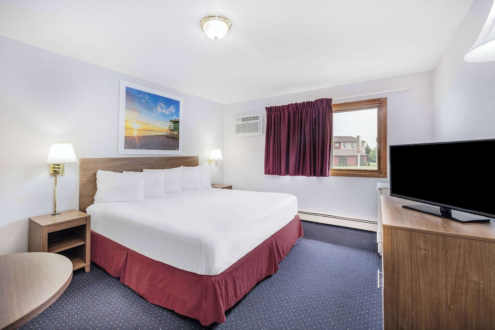 Suite, 1 King Bed, Refrigerator photo 1