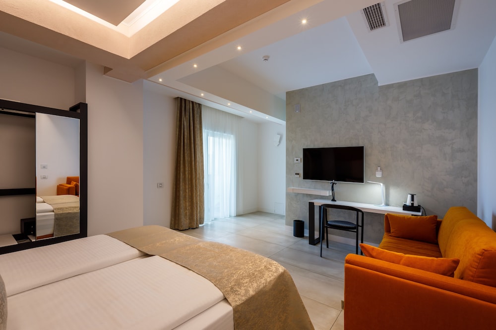 Business Double or Twin Room, 1 Double or 2 Twin Beds, Lake View photo 3