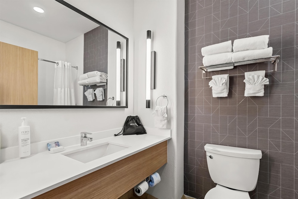 Room, 2 Queen Beds - Photo 12