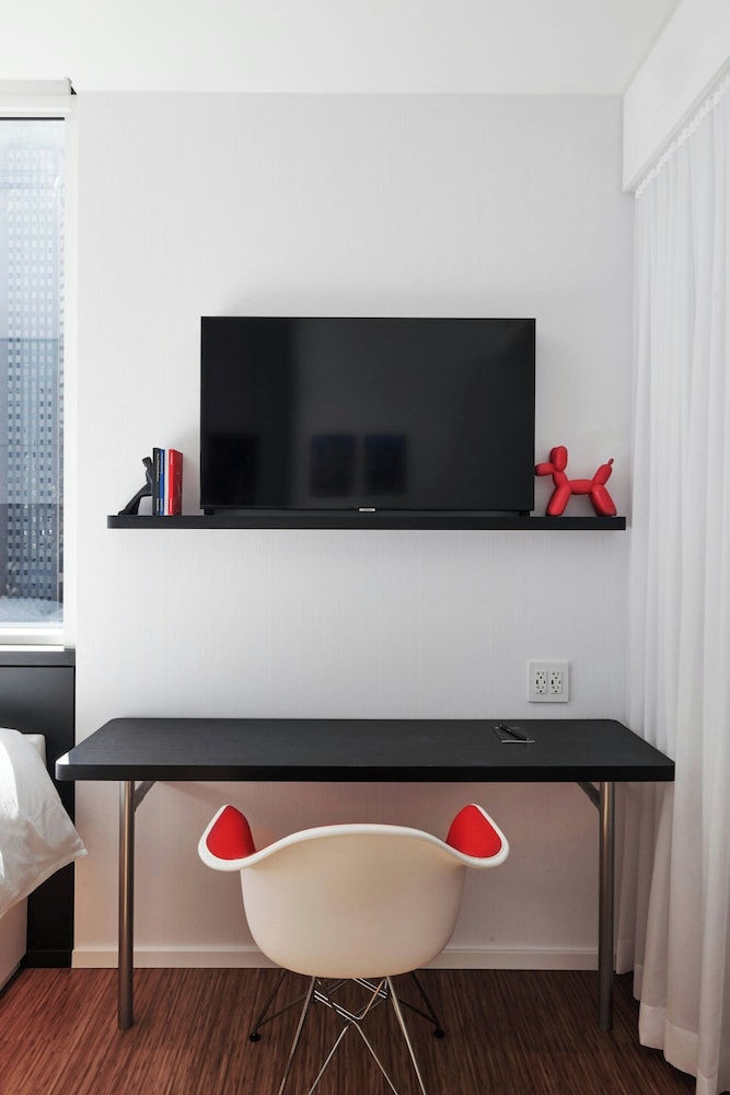 Premium Room, 1 King Bed (View) - Photo 3