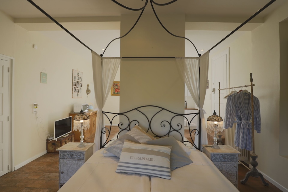 Deluxe Suite, 1 Double Bed, Kitchenette, River View photo 3