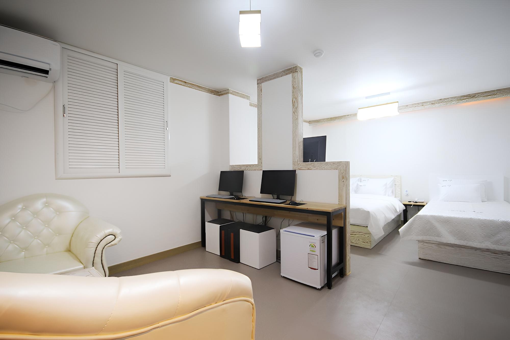 Room (VIP (Twin Bed)) - Photo 14