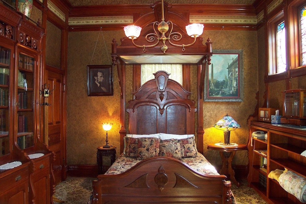 Suite, 1 Queen Bed, Non Smoking, Private Bathroom (Library) photo 1