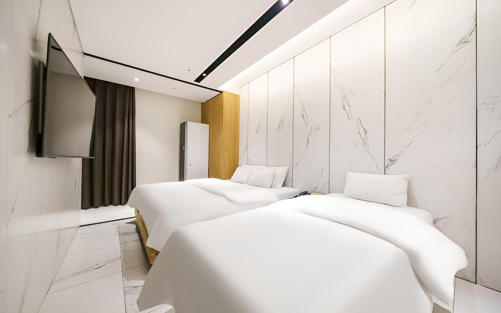Room (Suite 1 (65 inches + 2-person bathtub) - Photo 2