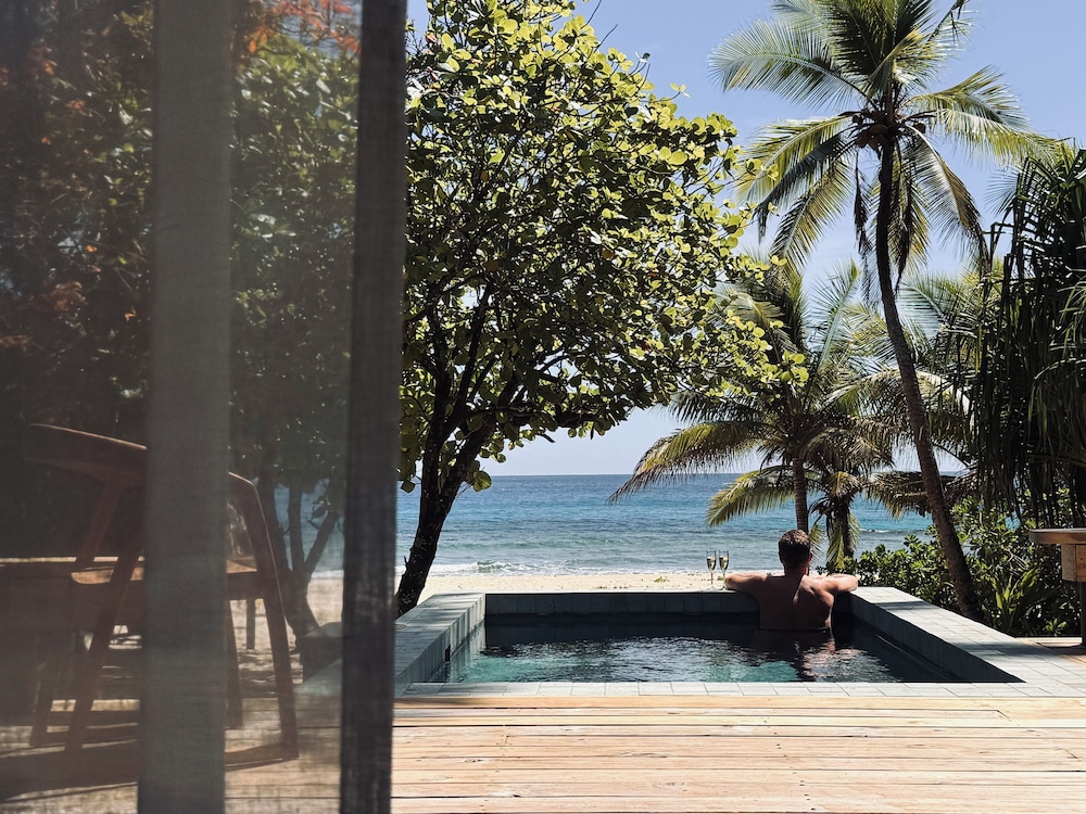 Deluxe Pool Bure
