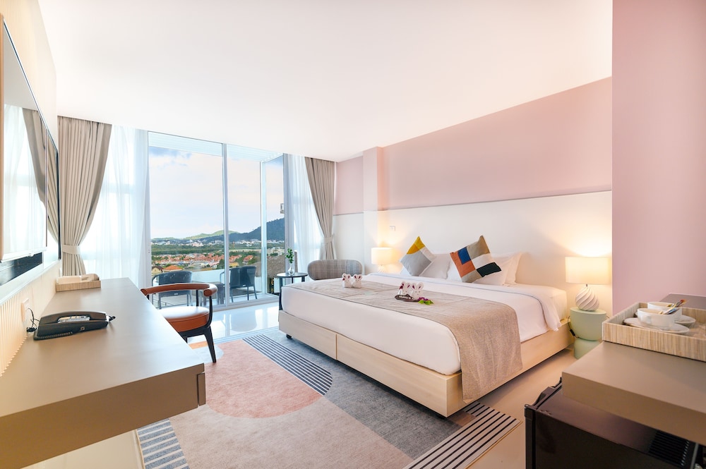 Superior Room, Pool View - Photo 7